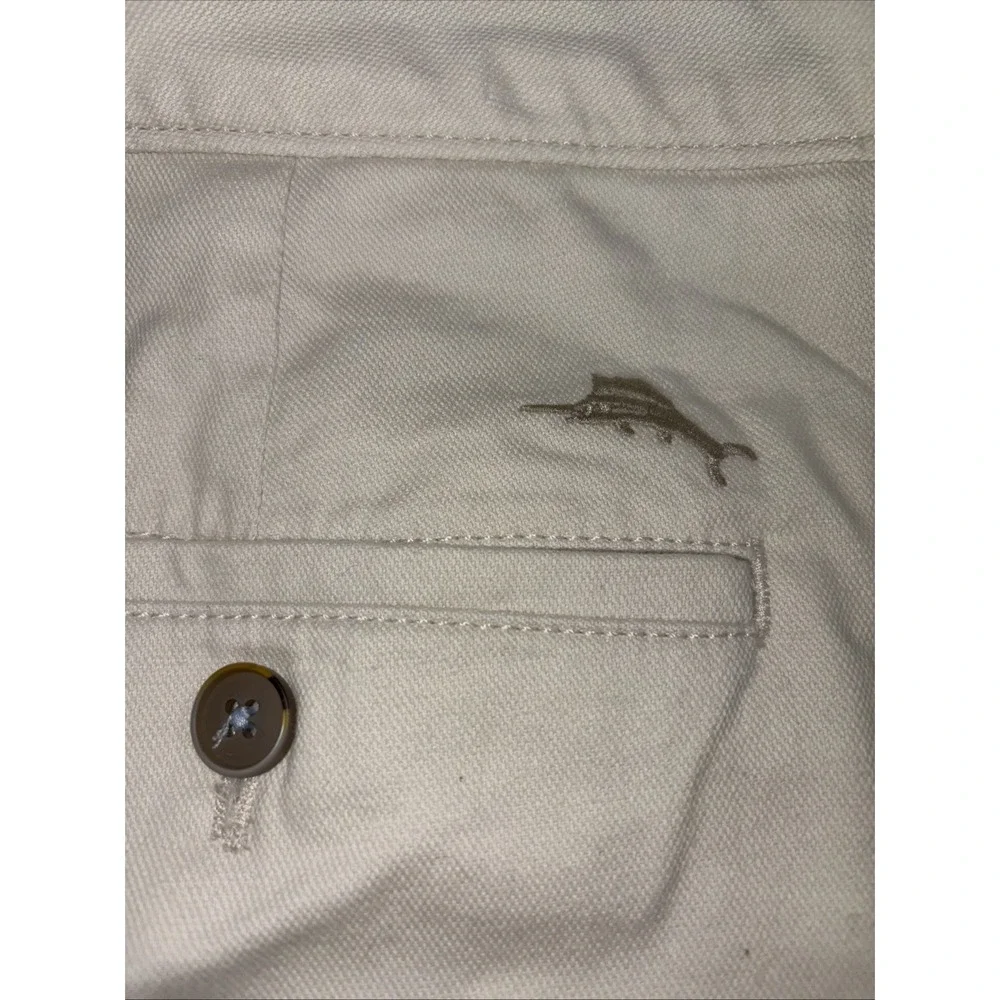 TOMMY BAHAMA  CARGO SHORTS MENS SIZE 40. Khaki. Comfort, Beach.